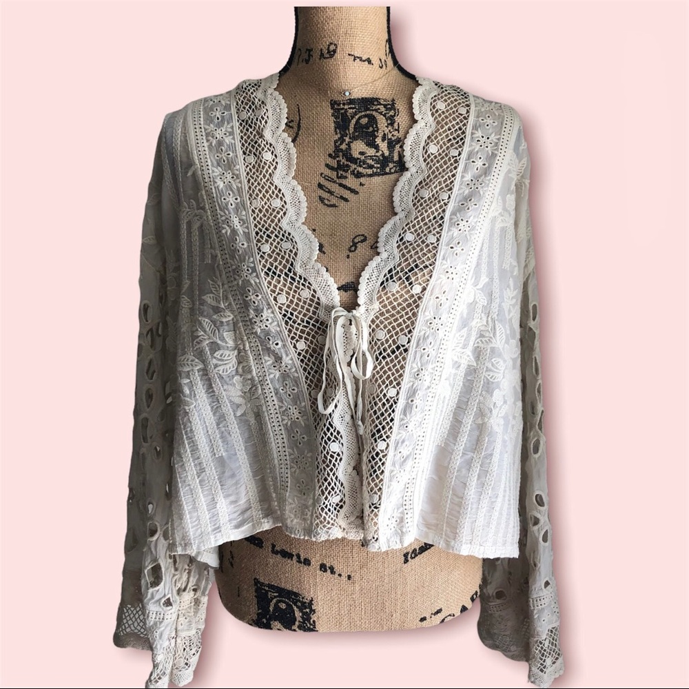 ☕️ White drawstring cardigan with floral lace detailing from Johnny Was